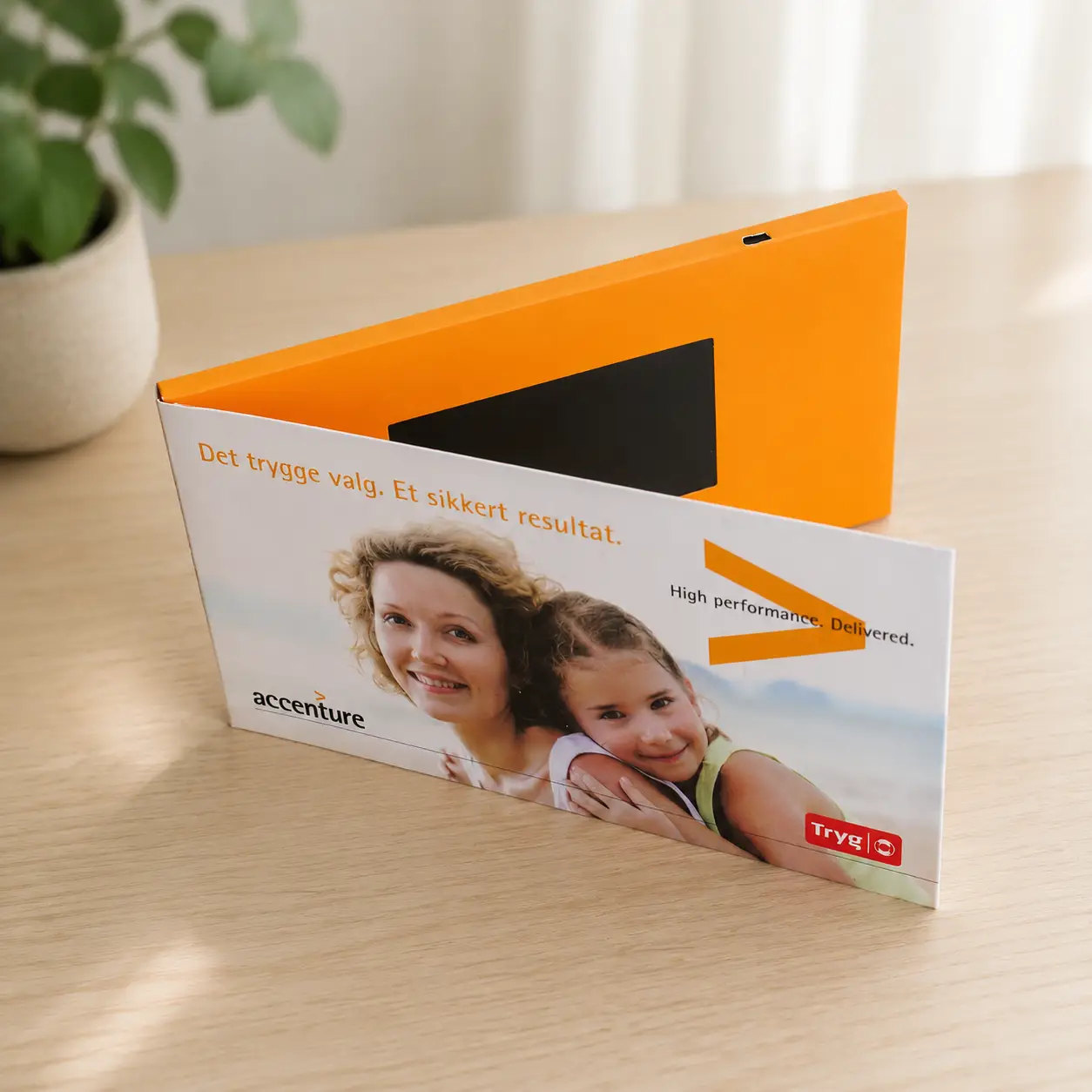 How to choose the right video brochure screen size for B2B marketing