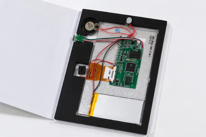 Video mailer structure showing printed cover and integrated electronic components